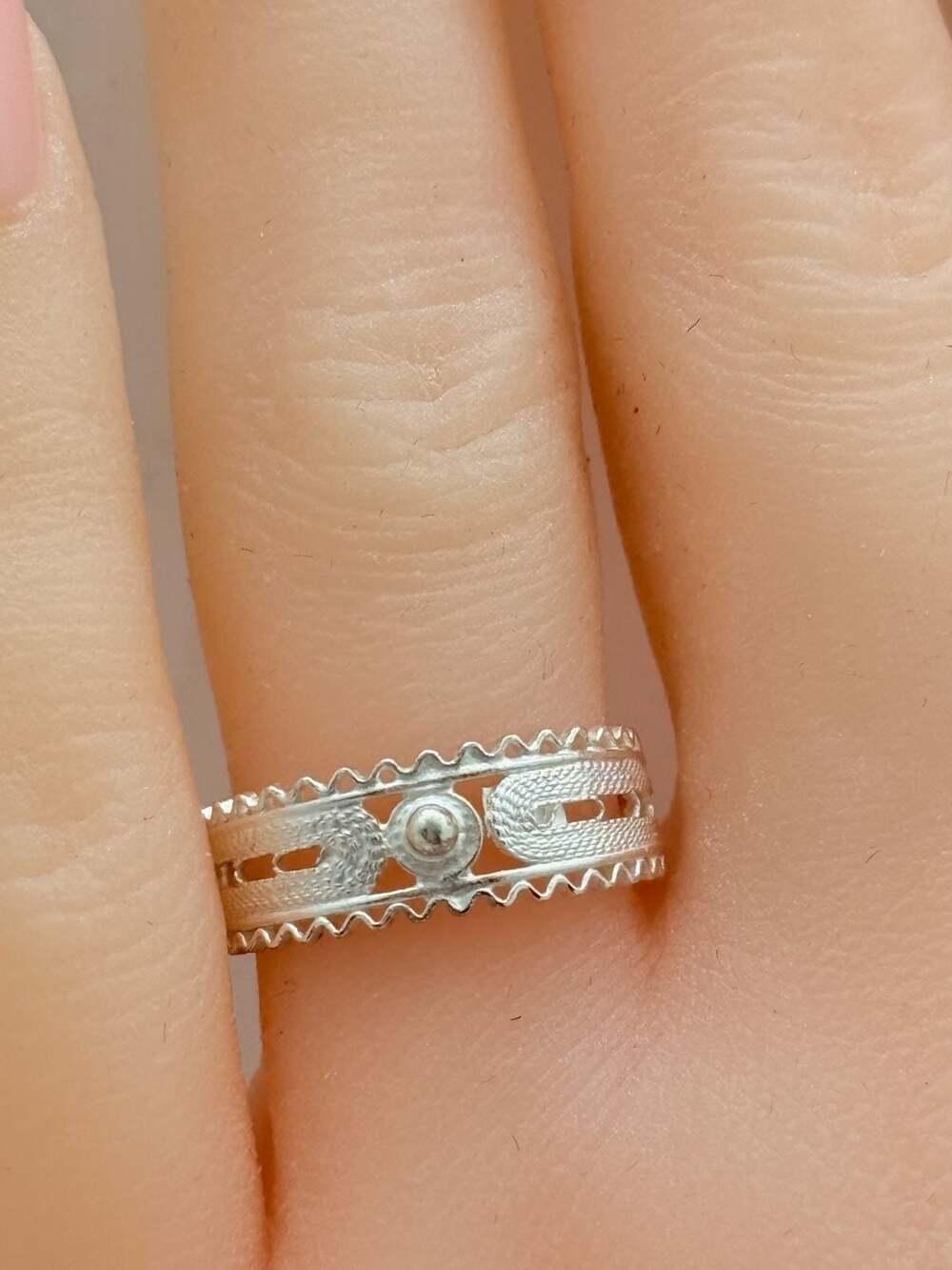 STERLING SILVER TWISTED THREADS RING - SIZE 9 ---- AVG 2.35g